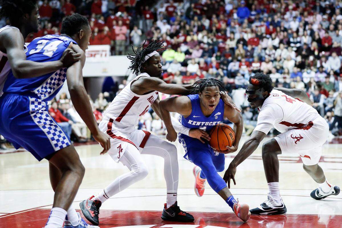 Kentucky’s Sahvir Wheeler (2) drives to the basket past Alabama’s Keon Ellis (14) during Saturday night’s game in Tuscaloosa, Ala.