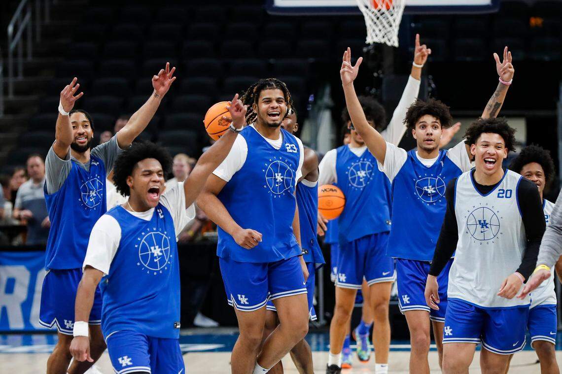 Kentucky’s players react after Brennan Canada (14) made a half-court shot during the team’s NCAA Tournament open practice at Gainbridge Fieldhouse in Indianapolis on Wednesday. UK Coach John Calipari said he wants his players to feel “free and loose” heading into their game Thursday night against Saint Peter’s.