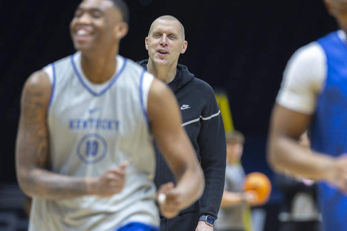 Kentucky head coach Mark Pope (right) has helped produce several standout college big men, including current UK forward Brandon Garrison (left).