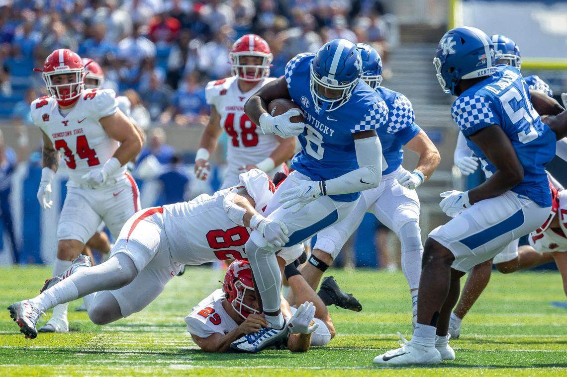 Kentucky tight end Izayah Cummings did not catch a pass in 2022 after tallying 14 receptions and three touchdowns in 2021 with Liam Coen as offensive coordinator.