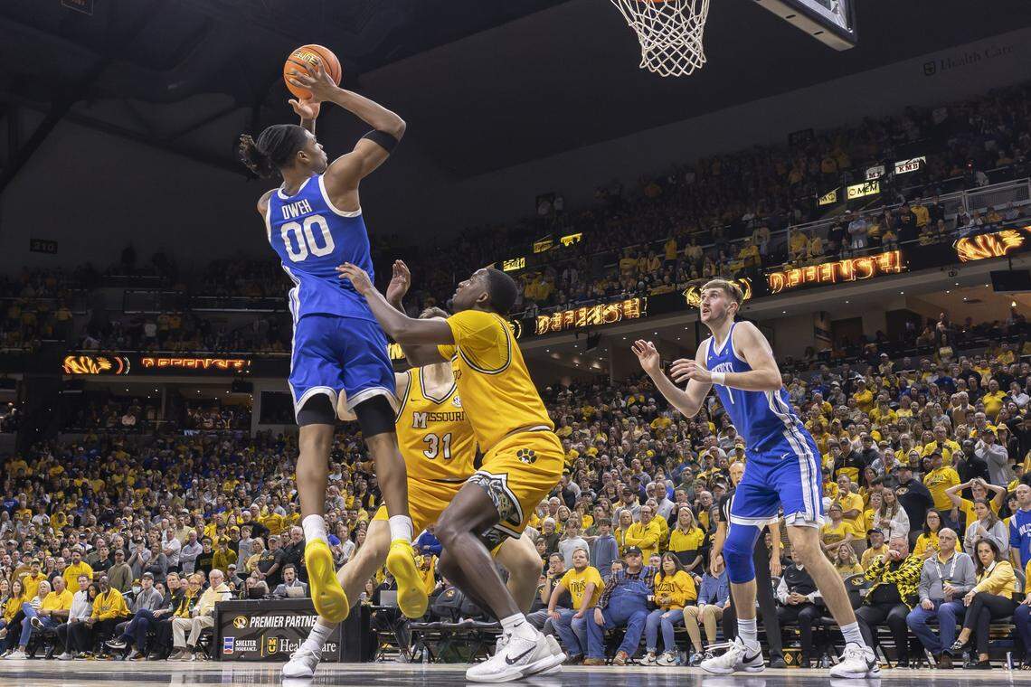 Missouri’s Marques Warrick (1) defends a shot attempt by Kentucky’s Otega Oweh (00) during Saturday’s game.