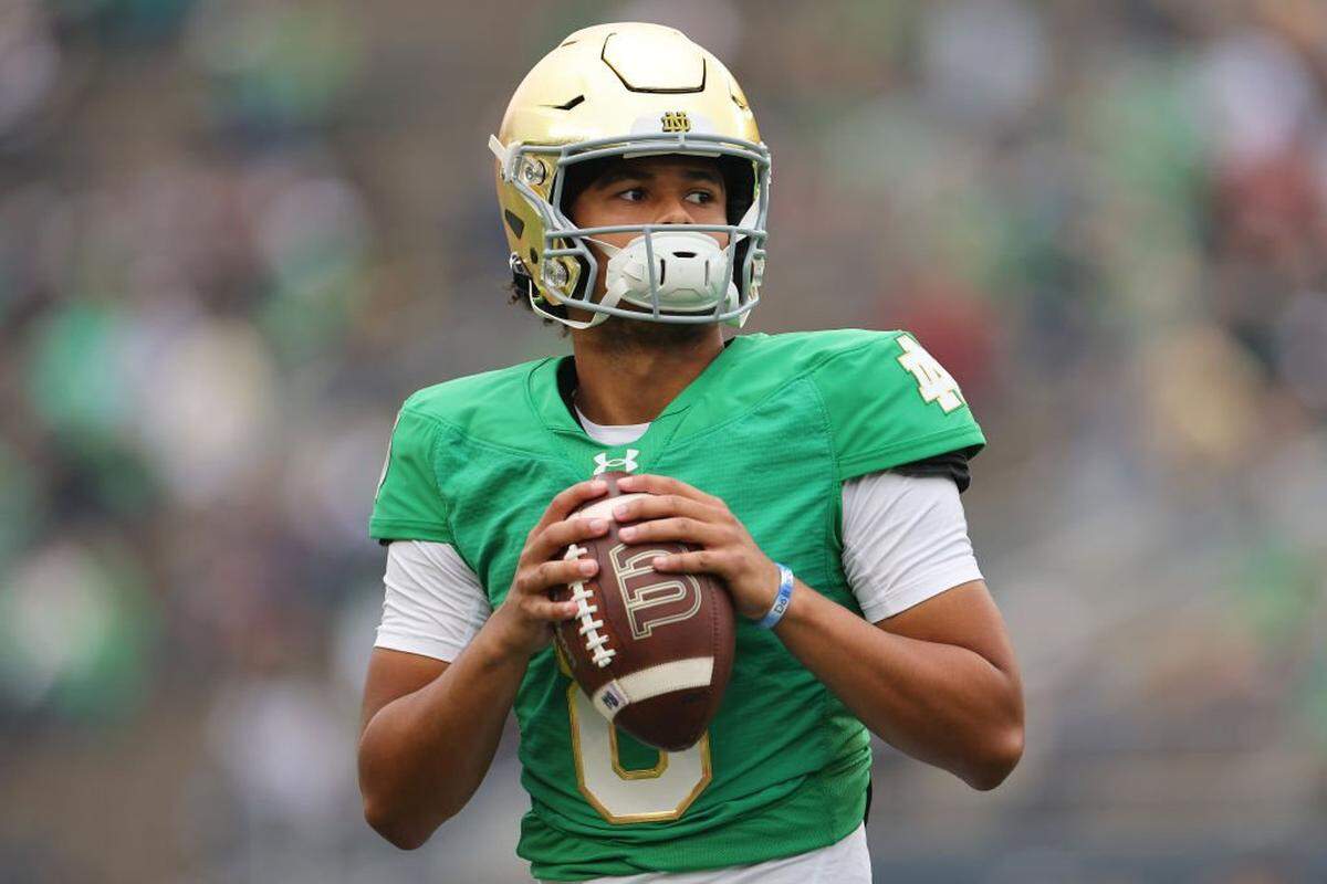 SOUTH BEND, INDIANA - SEPTEMBER 28: Kenny Minchey #8 of the Notre Dame Fighting Irish warms up prior to the game against the Louisville Cardinals at Notre Dame Stadium on September 28, 2024 in South Bend, Indiana. (Photo by Michael Reaves/Getty Images)