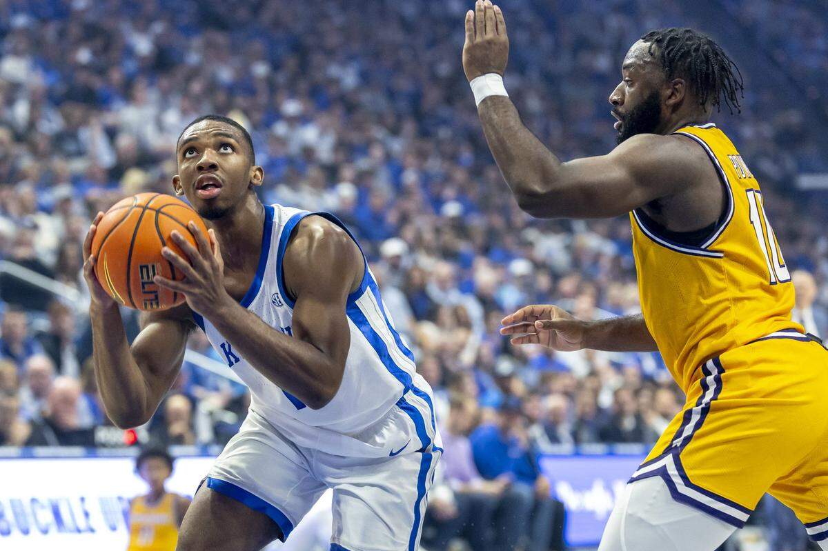 Kentucky guard Lamont Butler (1) drives the ball as Lipscomb guard Gyasi Powell (10) defends during Tuesday’s game at Rupp Arena.