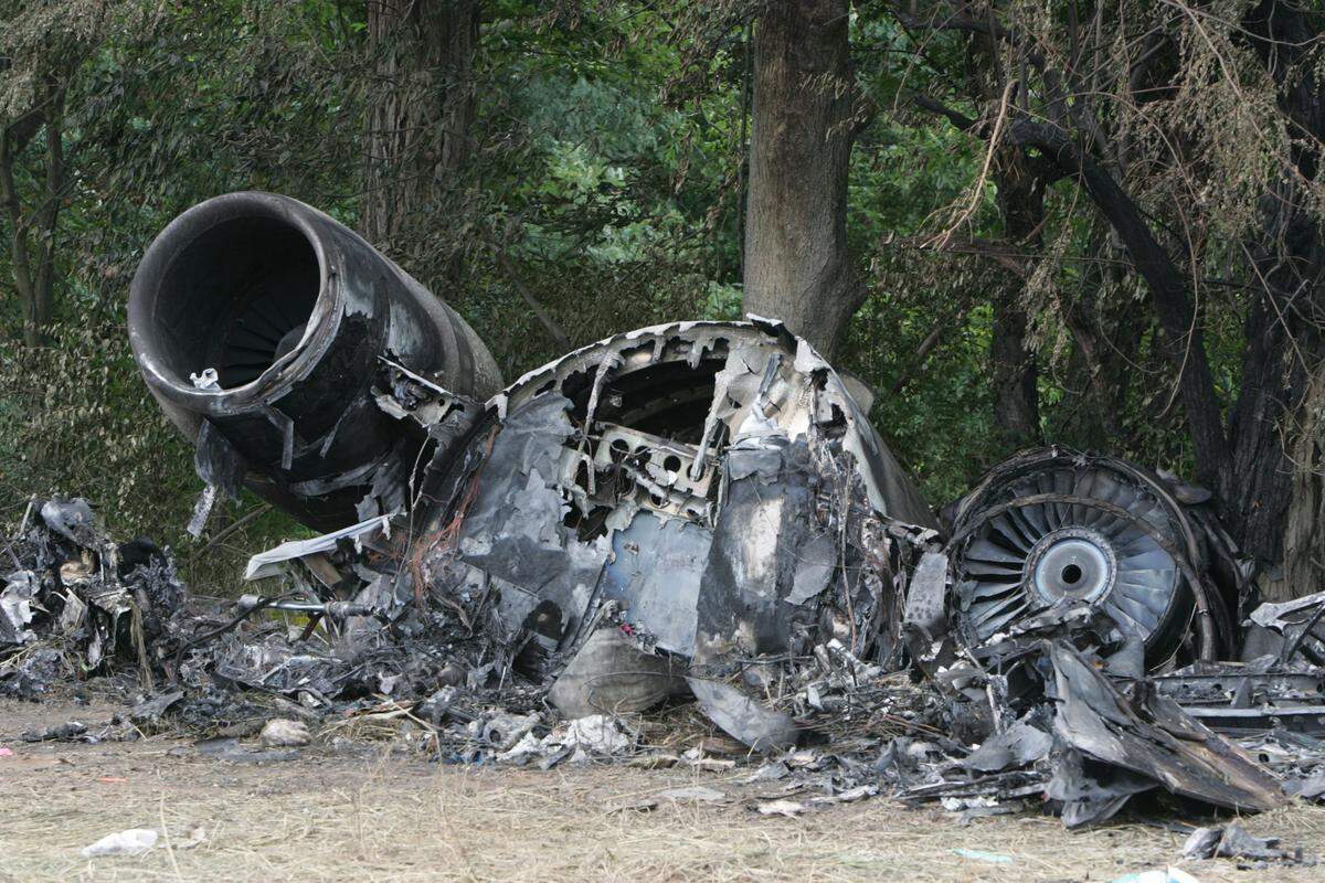The engines near a tree line at the crash scene of Comair Flight 5191 near the Blue Grass Airport on Versailles Rd. in Lexington,Ky., Tuesday, August 29, 2006. Comair Flight 5191 crashed on takeoff Sunday morning at Blue Grass Airport killing 49 people. Charles Bertram/Staff