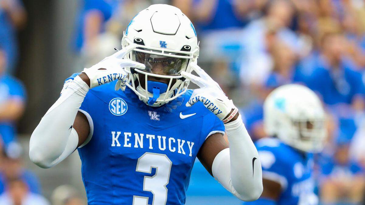 A converted defensive back, senior Alex Afari (3) will be Kentucky’s starting weakside linebacker in the season opener against Toledo.