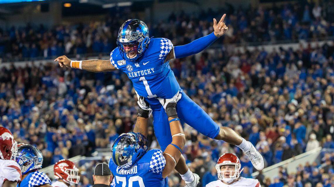Celebration video: Mark Stoops goes crowd surfing after Kentucky beats Arkansas