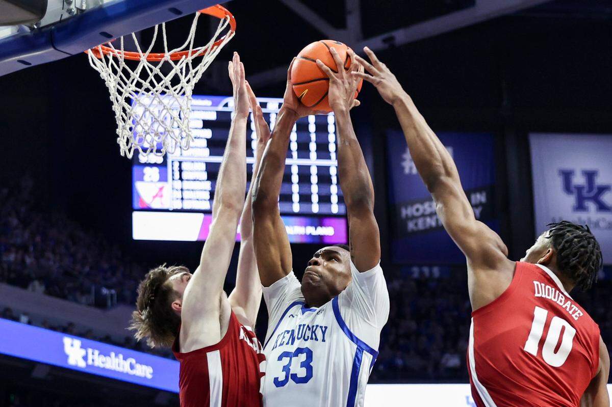 Kentucky’s Ugonna Onyenso (33) takes it to the basket against Alabama’s Mouhamed Dioubate, left, during Saturday’s game at Rupp Arena.