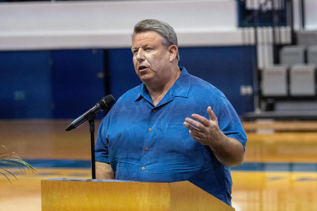 Tom Leach, who has spent the past 21 seasons as Mike Pratt’s radio partner for UK basketball broadcasts, served as the master of ceremonies for the celebration of his friend’s life.