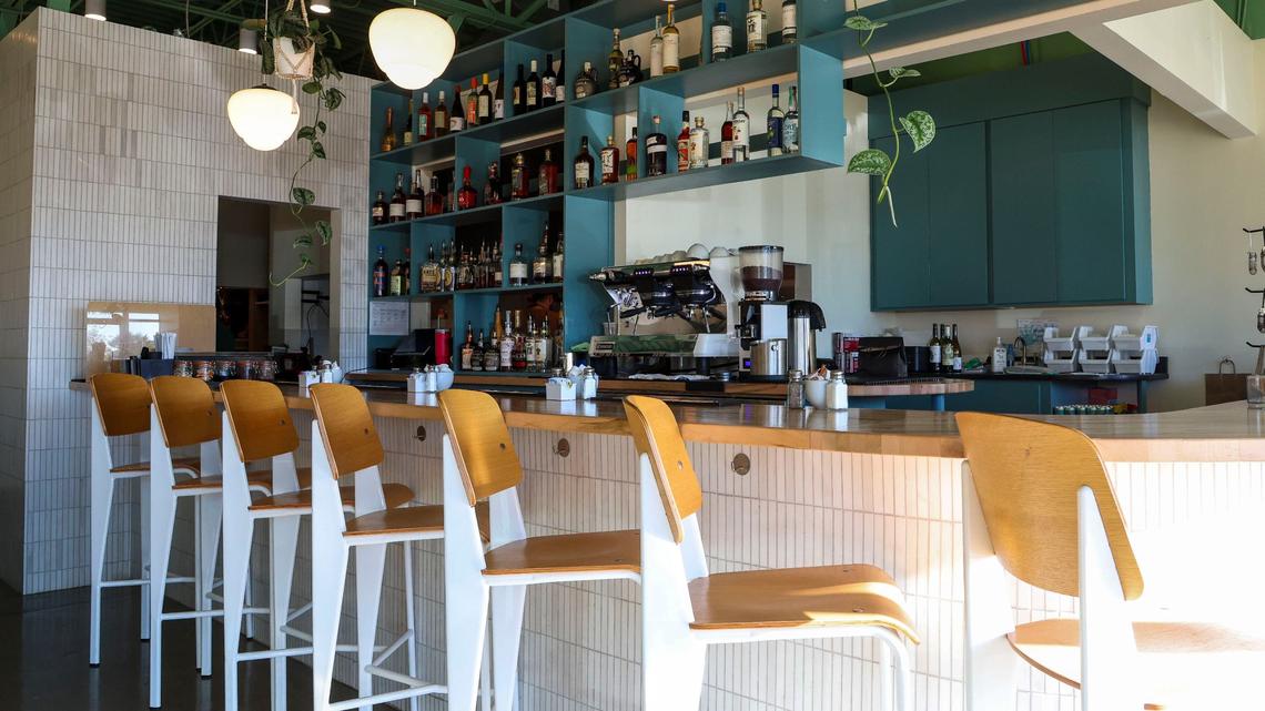 Beau’s Cafe has a bar featuring cocktails and wine selections. It’s a popular Sunday brunch restaurant.