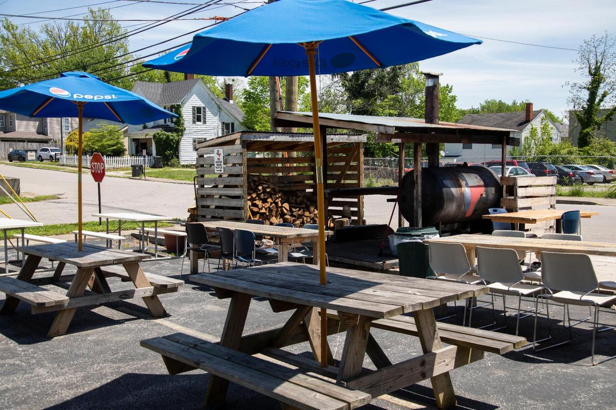 Outside seating at Straight from Texas Bar-B-Que in Richmond.