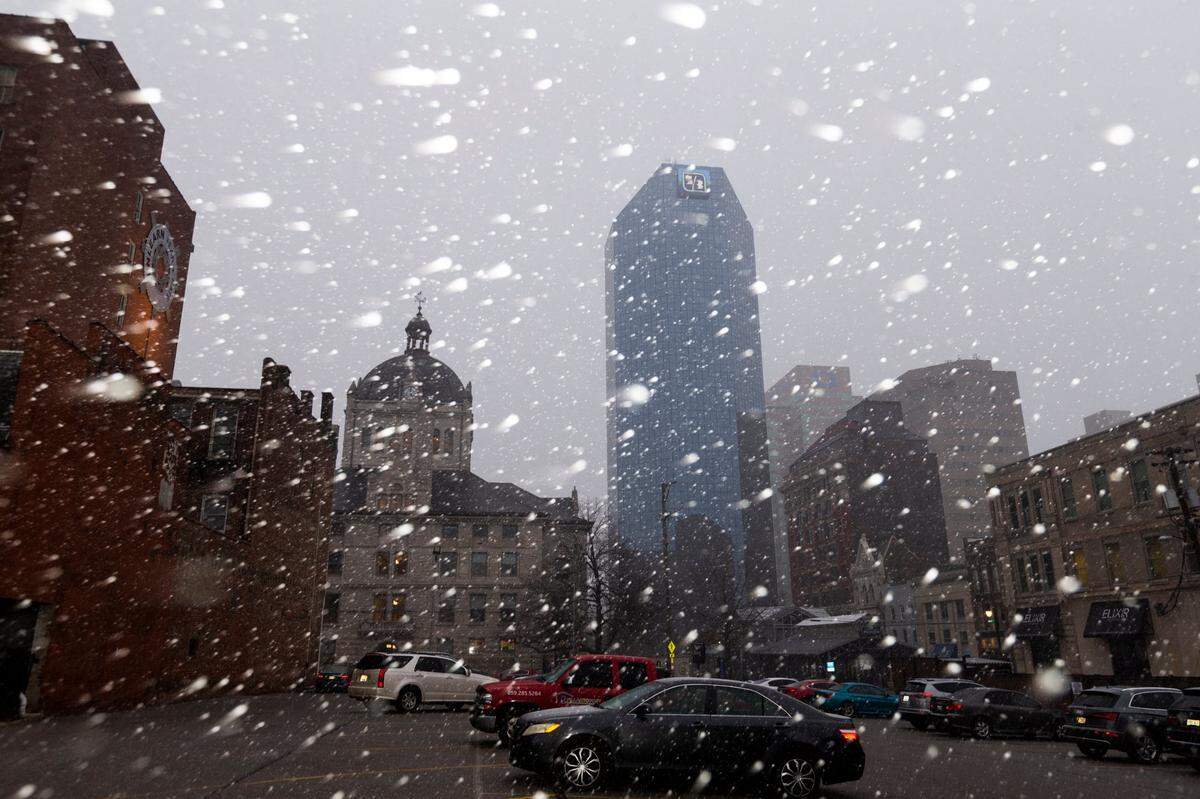 Snow falls in downtown Lexington, Ky., Wednesday, January 27, 2021. The National Weather Service has predicted a low of 20 degrees Wednesday night and a high of 32 Thursday.