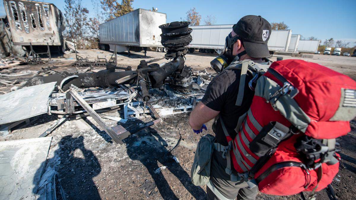 Members of the Kentucky National Guard’s 41st Civil Support Team survey the site of a fatal civilian airplane crash in Louisville, Ky., Nov. 5, 2025. The team is testing air quality to evaluate the presence of toxic chemicals. (U.S. Air National Guard photo by Phil Speck)