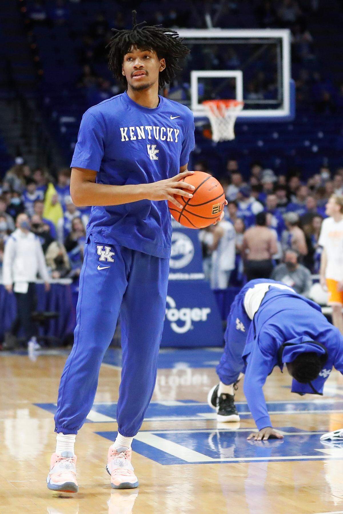 Though he never played in a game for Kentucky, Shaedon Sharpe announced Thursday he is entering his name in the 2022 NBA Draft but not yet forfeiting his college eligibility.