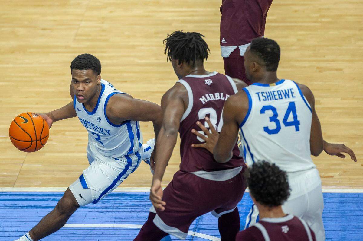 Kentucky’s Sahvir Wheeler, left, dribbles the ball around Texas A&M’s Julius Marble during Saturday’s game at Rupp Arena.