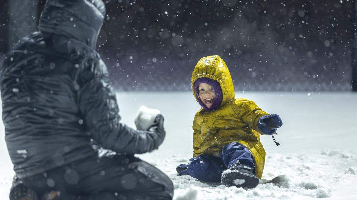 Ayal Brokman, 3, smiles as his dad, Aviv, makes a snow ball at Woodland Park in Lexington, Ky., on Tuesday, Feb. 3, 2026. 