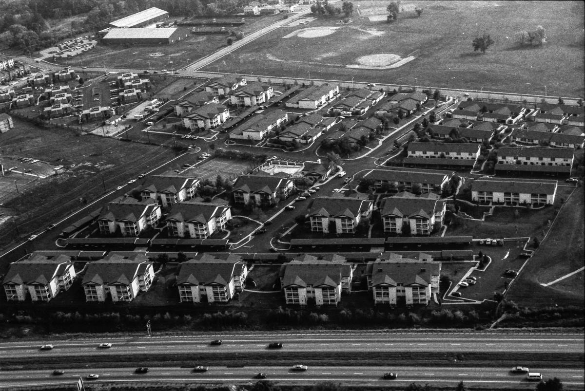 The Oaks Condominiums is shown on Oct. 4, 1982 as East New Circle Road runs across the bottom of the photo. The Oaks was Lexington’s first condominium complex, opening a couple of years earlier. Kirklevington Park is seen at the top of the image, with Redding Road separating the park from the condominium complex. To the left of the park’s baseball fields is the Lexington Tennis Club.