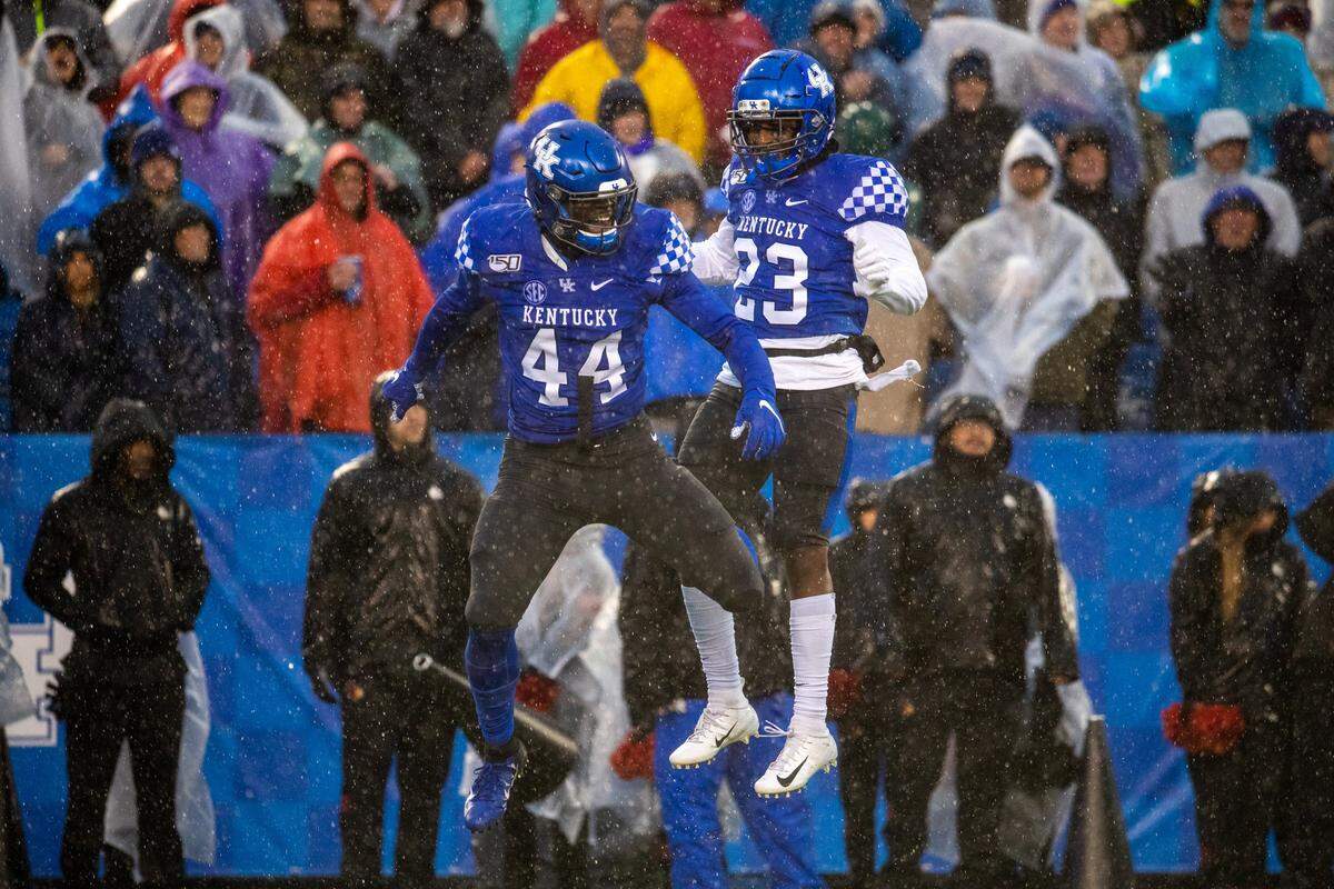 Kentucky redshirt sophomore linebacker Jamin Davis (44) has been a late-season riser for the Wildcats with 19 tackles combined in the final three games of the regular season.