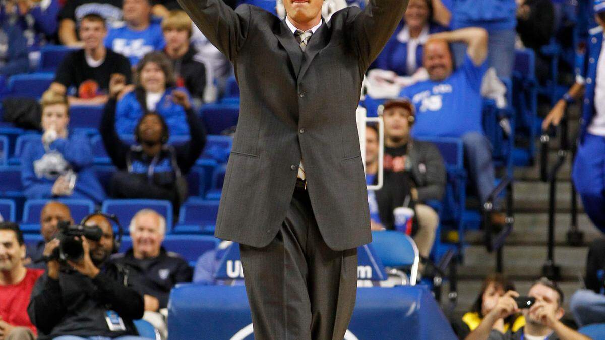 Christian Laettner stepped out of his role as "Villains" coach on Oct. 24 to re-enact his 1992 winning shot for Duke in the NCAA Tournament against UK's Unforgettables.
      