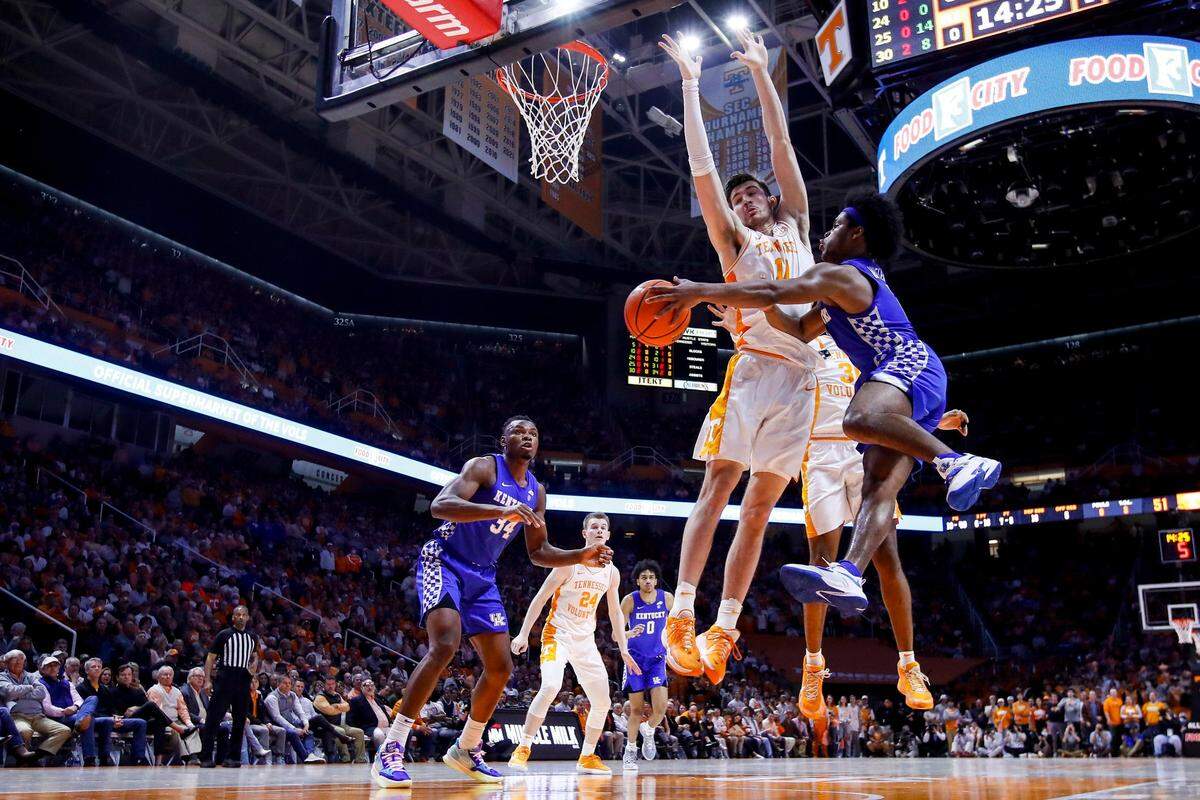 Kentucky’s Sahvir Wheeler, right, tries to deliver a pass to Oscar Tshiebwe (34) during Tuesday’s loss to Tennessee in Knoxville. The Wildcats called the 76-63 defeat a necessary wake-up call.