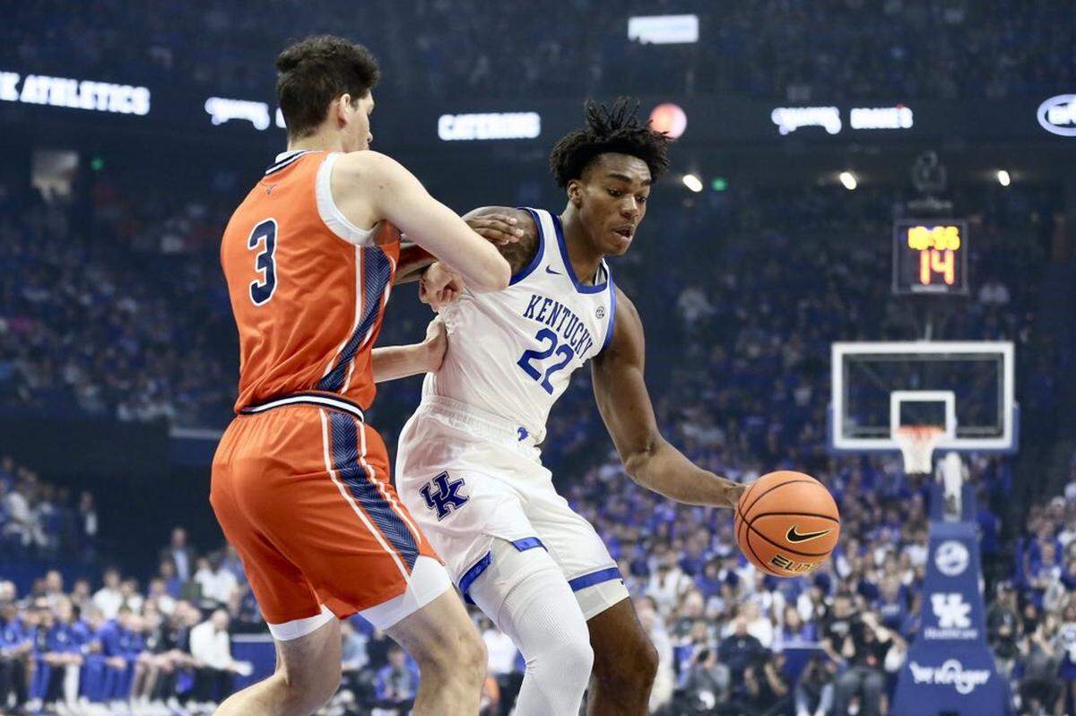 Kentucky’s Amari Williams (22) is guarded by Bucknell’s Noah Williamson (3) during Saturday’s game at Rupp Arena.