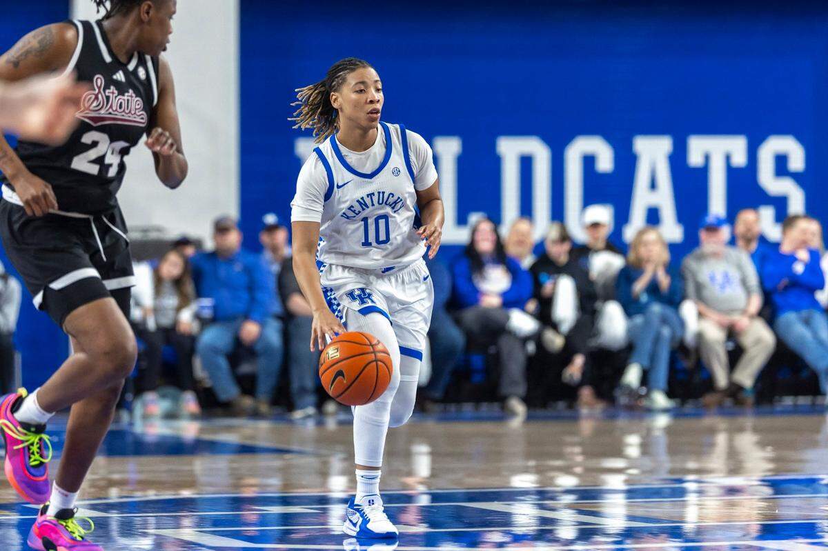 Kentucky guard Dazia Lawrence led the Wildcats with 28 points after making seven 3-point baskets on Thursday night.
