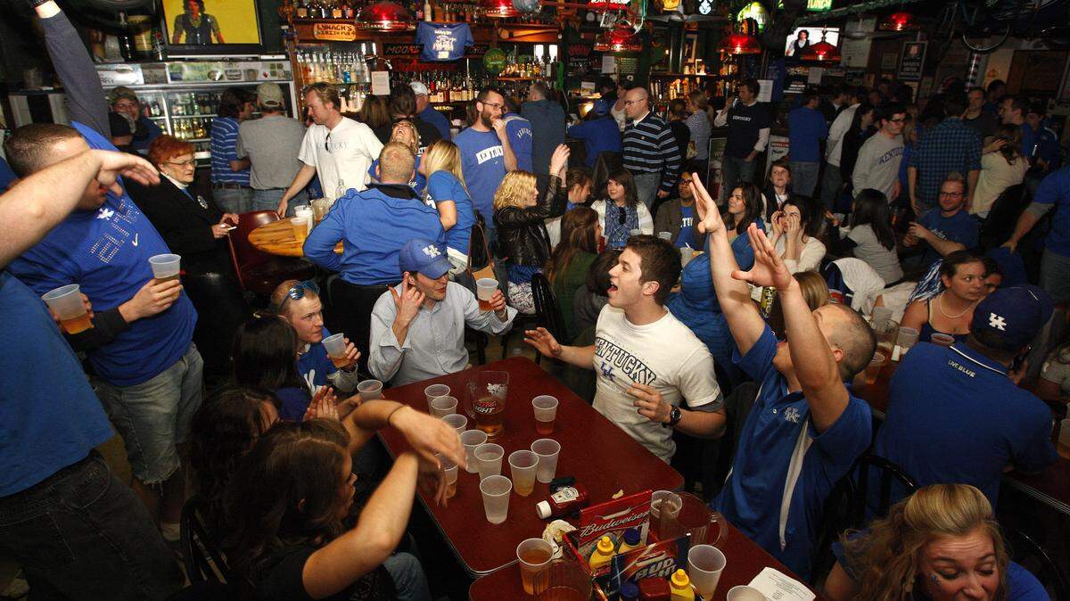 110403LEXCROWDS