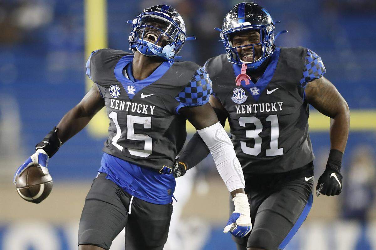 Jordan Wright (15) celebrated after recovering a fumble in Kentucky’s 41-18 victory over South Carolina in the 2020 regular-season finale at Kroger Field.
