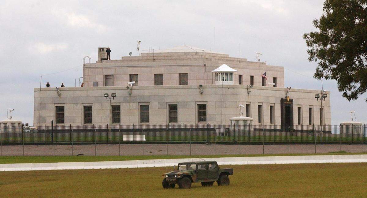 Fort Knox gold depository building.