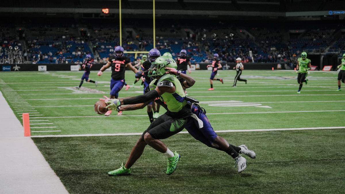Barion Brown, who will join the Kentucky football team as a freshman wide receiver this fall, tried to pull in a pass while draped by a defender during the All-American Bowl high school showcase last January.