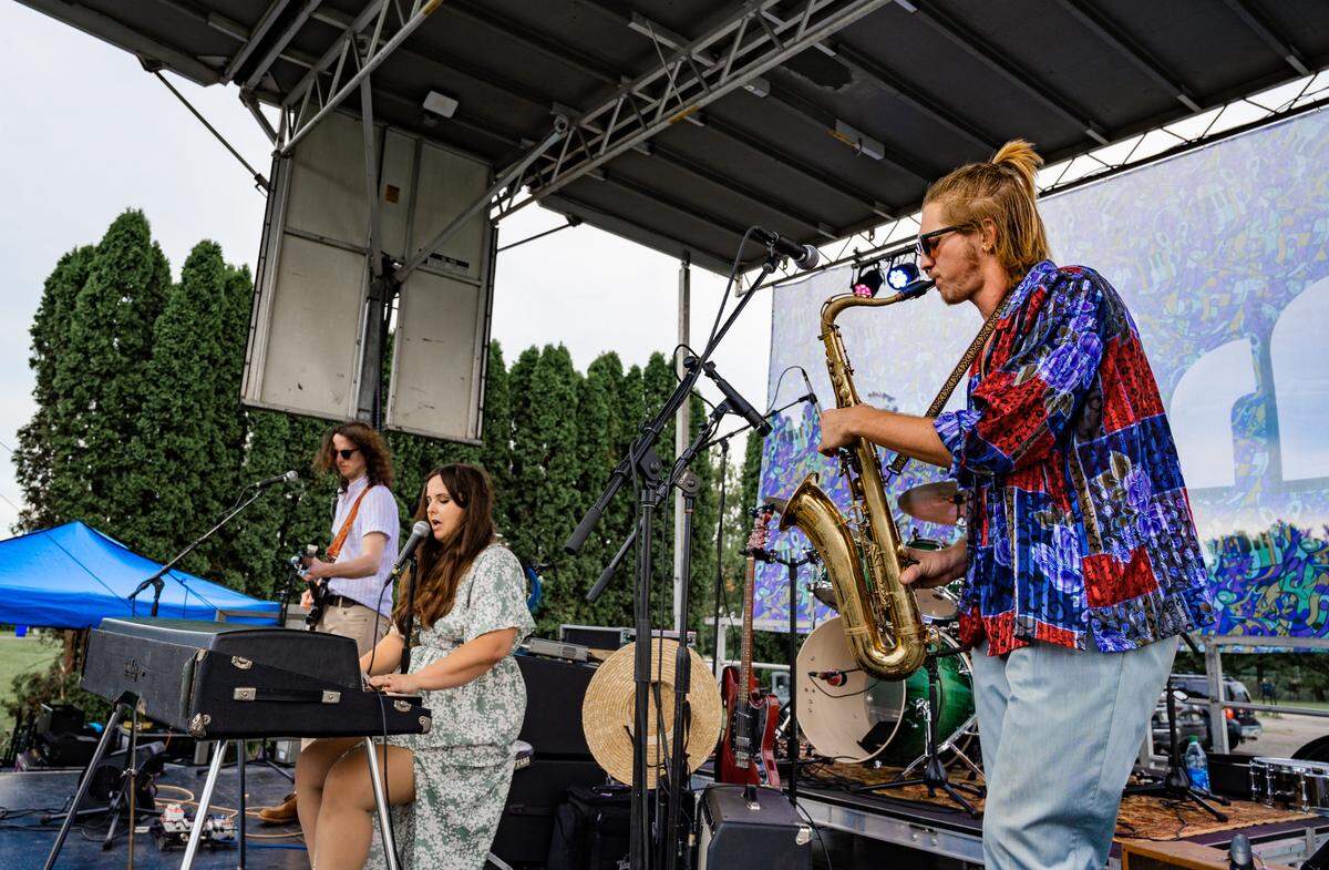 Texas/Tennessee songstress Bee Taylor, whose repertoire includes a New Orleans-style party piece titled, curiously, “10 Foot Pole,” will be at CRAVE.