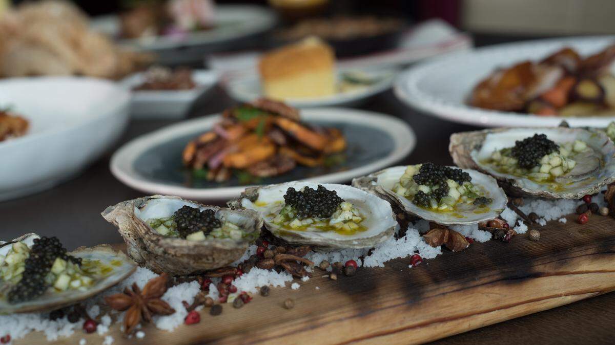 What the lucky 22,000 at the Kentucky Derby can nosh on: chilled oysters and caviar, roasted sweet potato salad, carved turkey and more. Even the cornbread with bourbon honey butter sounds posh.