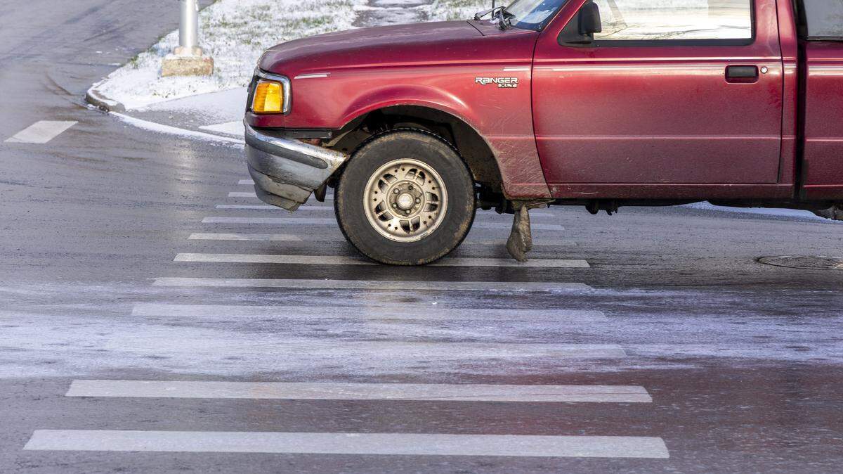Traffic moves past the icy, slippy intersection of Gainesway Drive and Greentree Road, Tuesday, March 17, 2026 in Lexington, Ky. Slippery road conditions caused many crashes across the city after winter weather moved through the area.