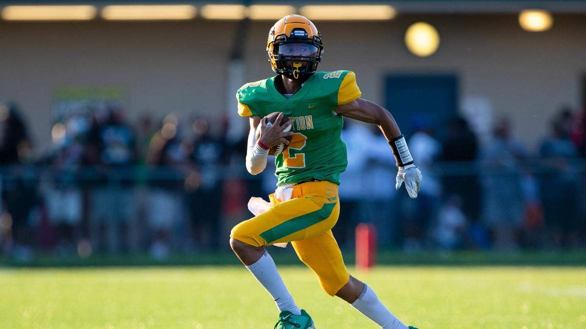 Bryan Station quarterback Trenton Cutwright (2) carries the ball during a game against Frederick Douglass earlier this season. Cutwright ran for what proved to be the winning score against Scott County on Friday night.