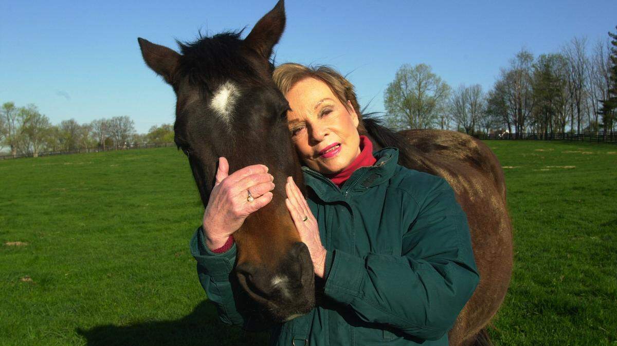 Alice Chandler, owner of Mill Ridge Farm in Lexington, Kentucky, with “Little Mick” in spring 2000. Mrs. Chandler died April 6, 2021, at her home in Lexington at 95.
