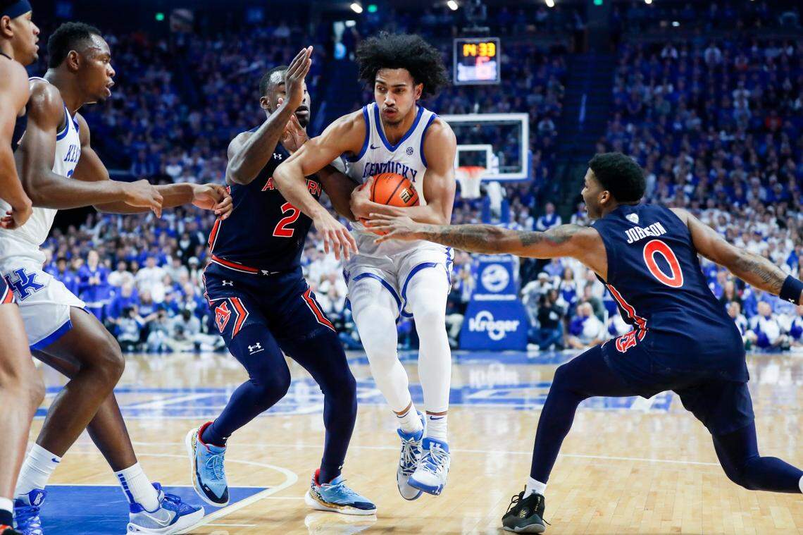 Kentucky’s Jacob Toppin, center, drives to the basket against Auburn’s Jaylin Williams (2) on Saturday. Toppin finished with 13 points, 12 rebounds and five assists,