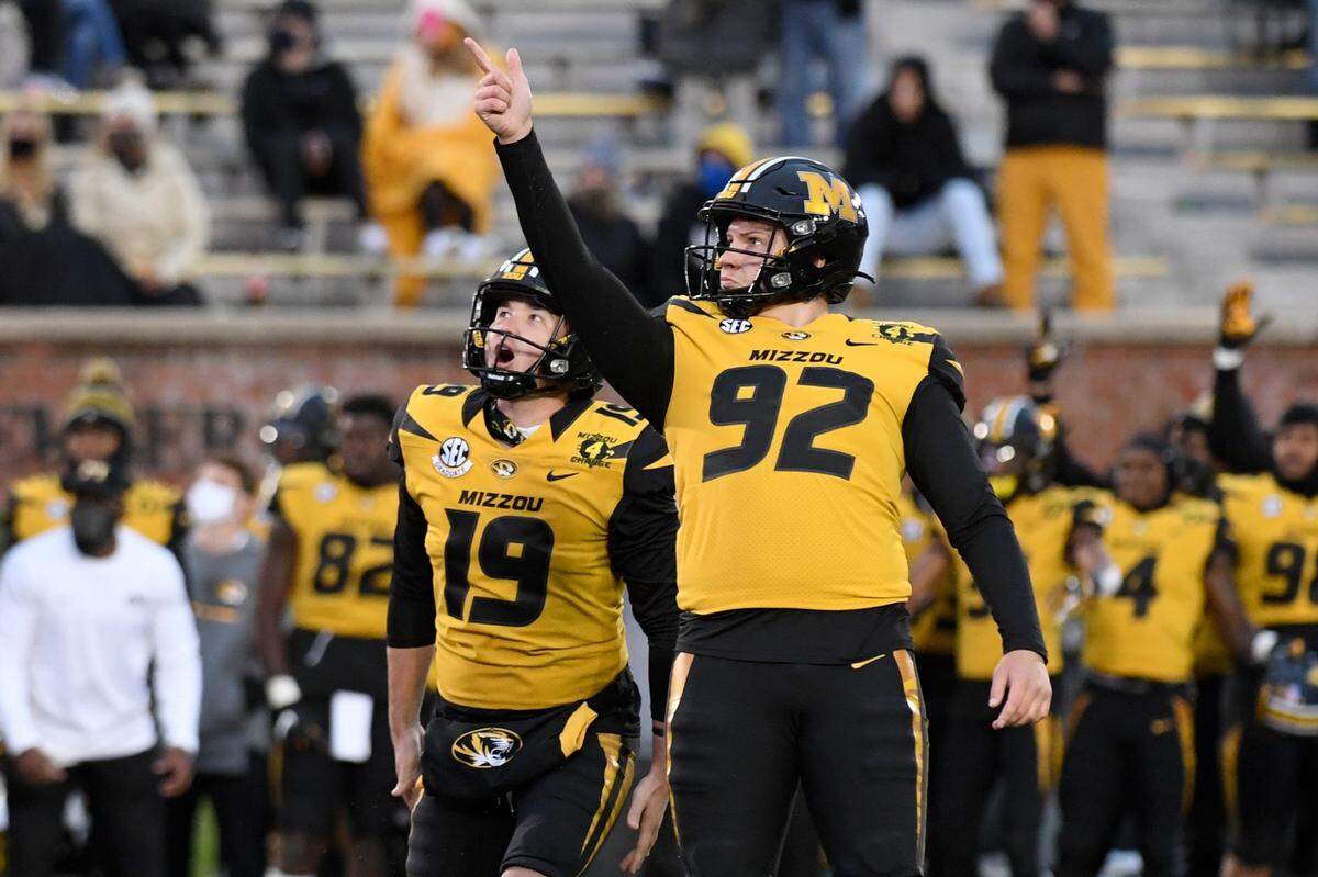 Missouri place kicker Harrison Mevis (92) and his holder, ex-Kentucky punter/kickoff specialist Grant McKinniss (19), looked on after Mevis kicked a 20-yard field goal during Mizzou’s 20-10 win over UK last season in Columbia.
