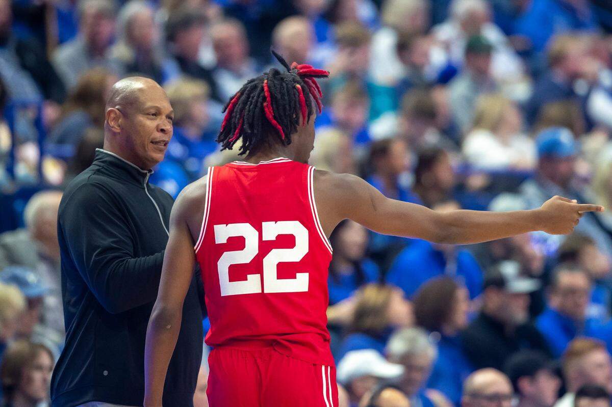 Louisville head coach Kenny Payne talks with forward Kamari Lands (22) during Saturday’s loss to Kentucky, the Cardinals’ 12th in 14 games this season.
