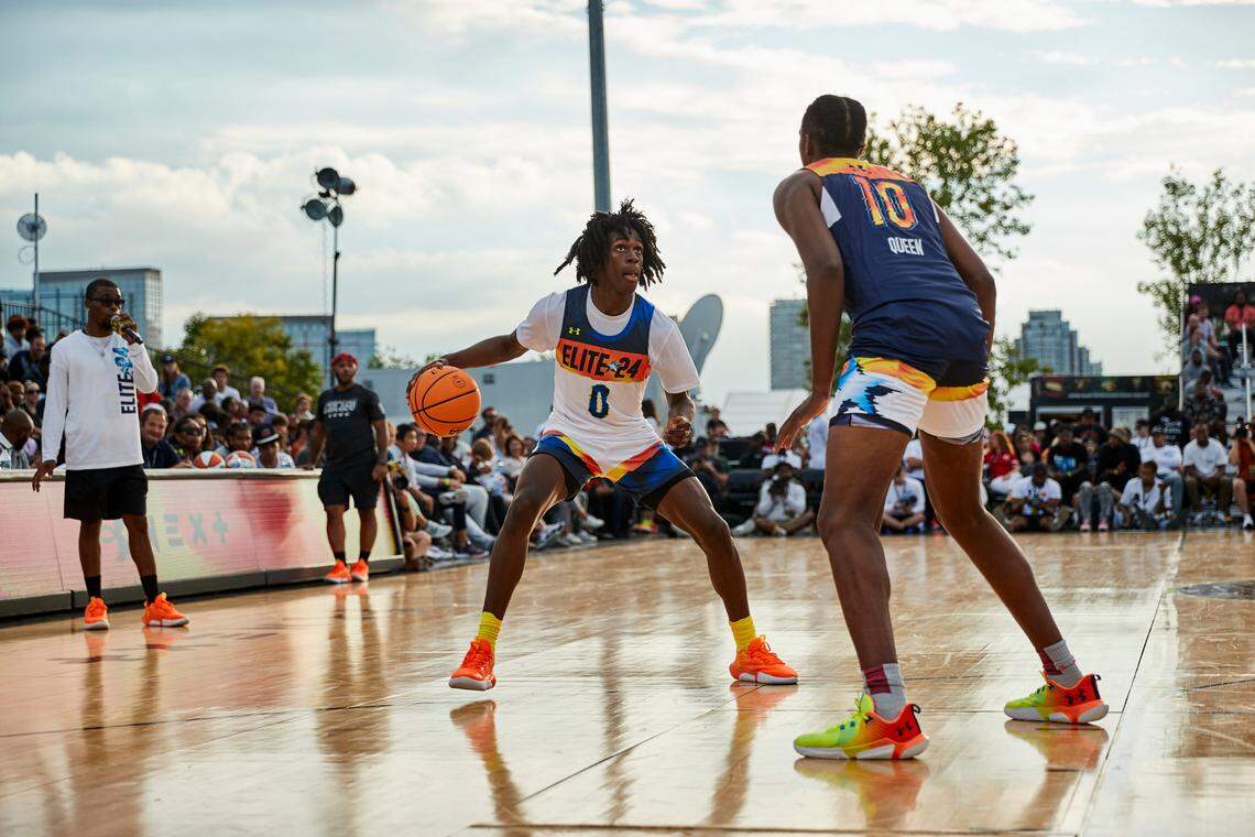 Class of 2024 Kentucky men’s basketball recruit Ian Jackson sizes up his defender during the Under Armour Next Elite 24 event in August in Chicago.