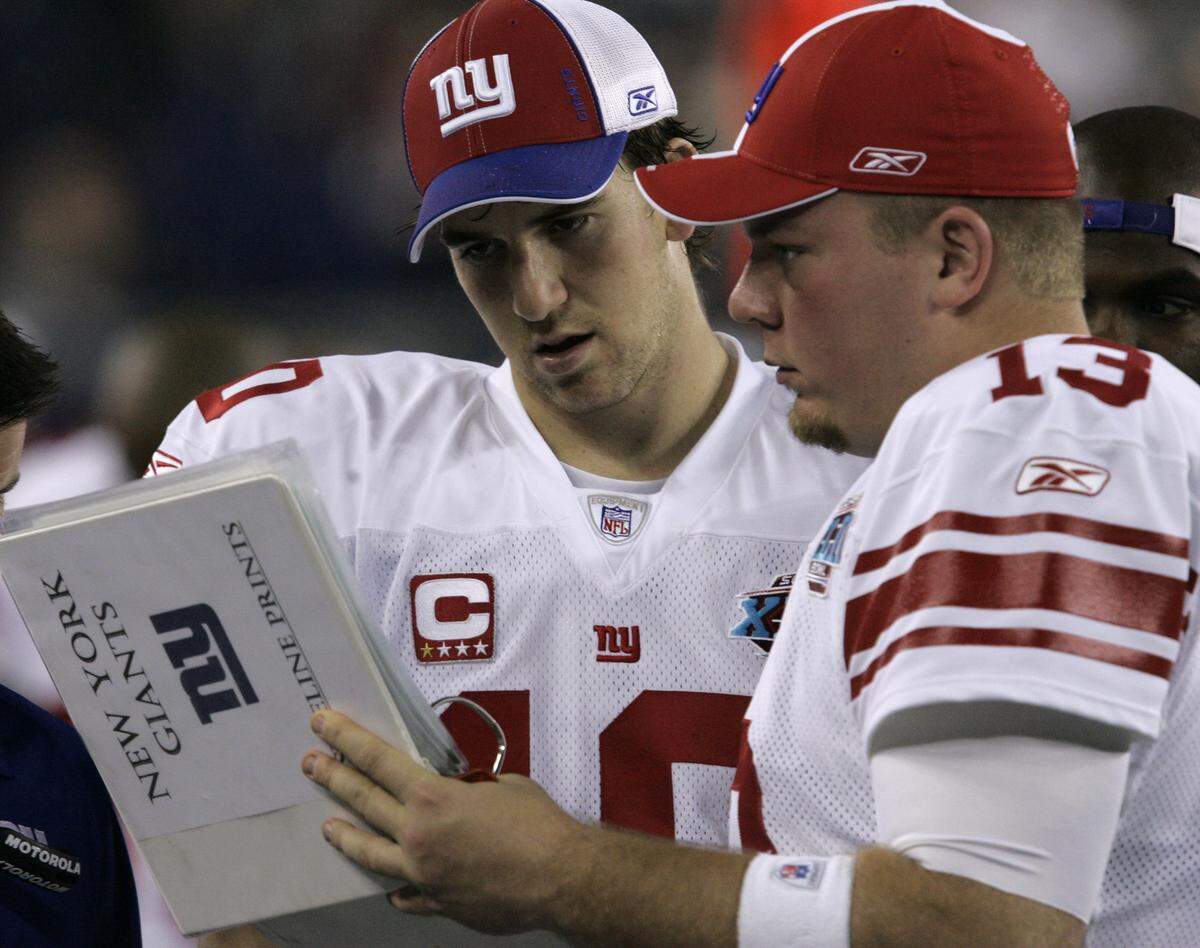 New York Giants quarterback Eli Manning, left, talked with teammate Jared Lorenzen during the second quarter of Super Bowl XLII at University of Phoenix Stadium on Feb. 3, 2008, in Glendale, Ariz. The Giants defeated the New England Patriots 17-14.