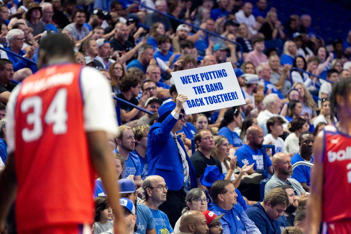 “This is like no other place,” former Kentucky guard Andrew Harrison said upon his return to Rupp Arena for La Familia on Friday night.