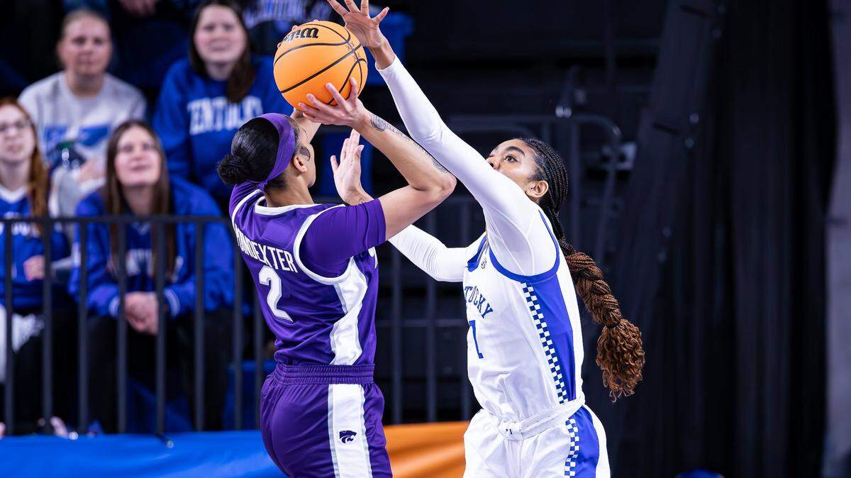 Kentucky’s Teonni Key (7) tries to reach a shot by Kansas State’s Temira Poindexter (2) on Sunday. Poindexter made eight 3-point shots and finished with a game-high 24 points.