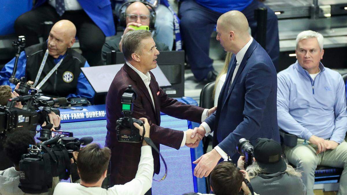Arkansas coach John Calipari, left, shook hands with Kentucky head man Mark Pope after the Razorbacks defeated the Wildcats 89-79 at Rupp Arena on Feb. 1.