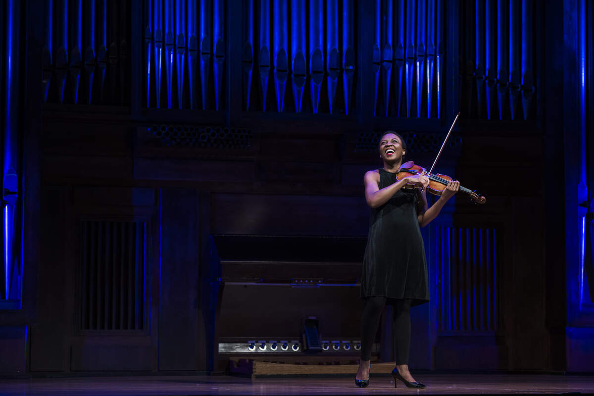 Violinist Tai Murray will perform Mendelssohn’s Violin Concerto with the Lexington Philharmonic.