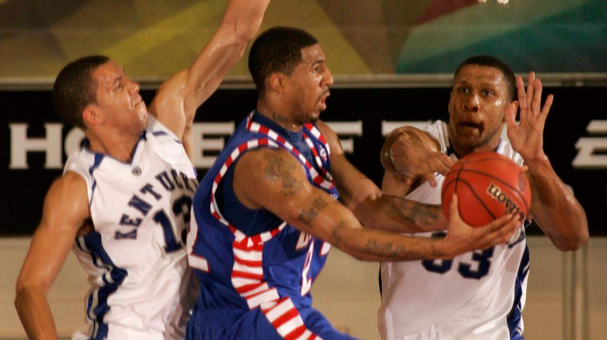 Kentucky and DePaul have not met in men’s basketball since the 2006 Maui Invitational. Here, the Wildcats’ Bobby Perry, left, and Randolph Morris contested a drive by the Blue Demons’ Wilson Chandler during UK’s 87-81 victory.
