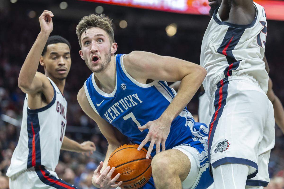 Andrew Carr (7) looks for a shot in front of Gonzaga’s Graham Ike (13) and Nolan Hickman (11) on Saturday night in Seattle.