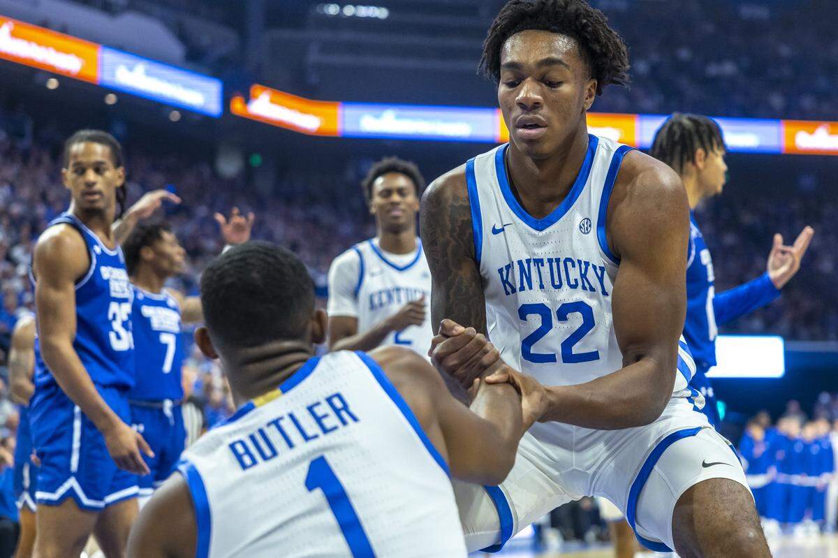 Kentucky center Amari Williams helps up teammate Lamont Butler during a game against Georgia State at Rupp Arena on Nov. 29, 2024.