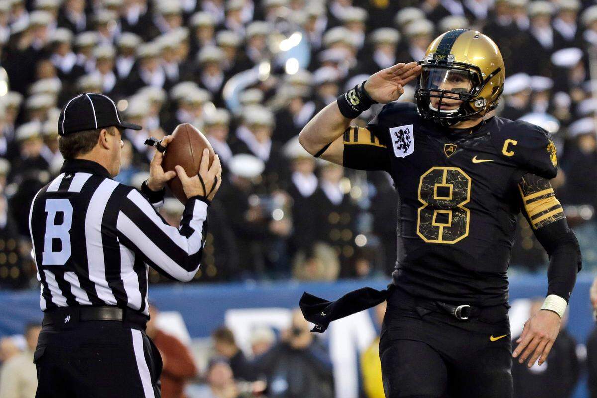 Kentucky native Trent Steelman saluted after scoring a touchdown for Army against Navy in 2012. Steelman is the only Army quarterback to throw for more than 2,000 yards, and he ended his college career ranked No. 15 all-time in the NCAA for rushing yards by a quarterback.