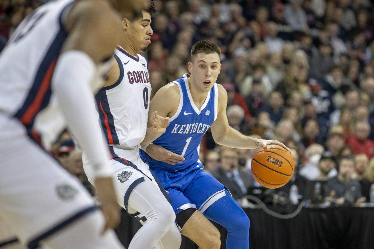 Kentucky’s CJ Fredrick tries to drive against Gonzaga on Sunday night in Spokane, Wash.