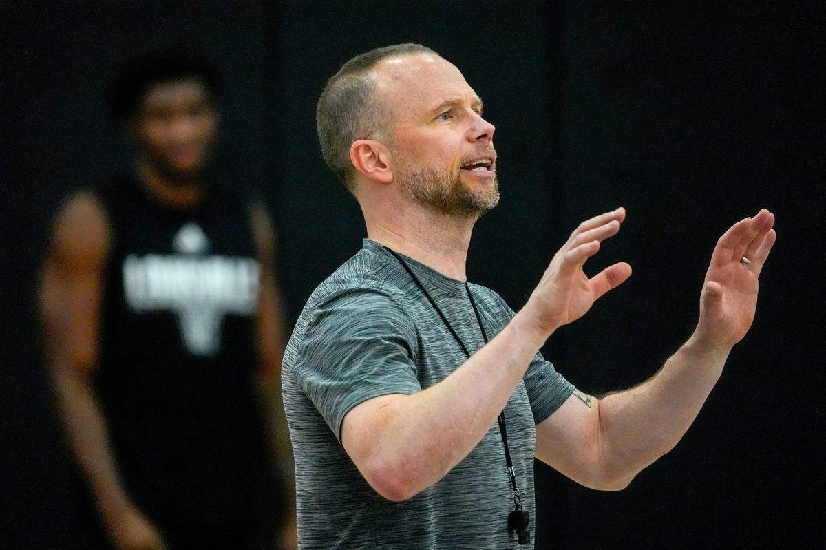 Louisville coach Pat Kelsey leads the Cardinals in a practice before an offseason trip to The Bahamas in July. The Cardinals will be hosting several top prospects this fall for recruiting visits.
