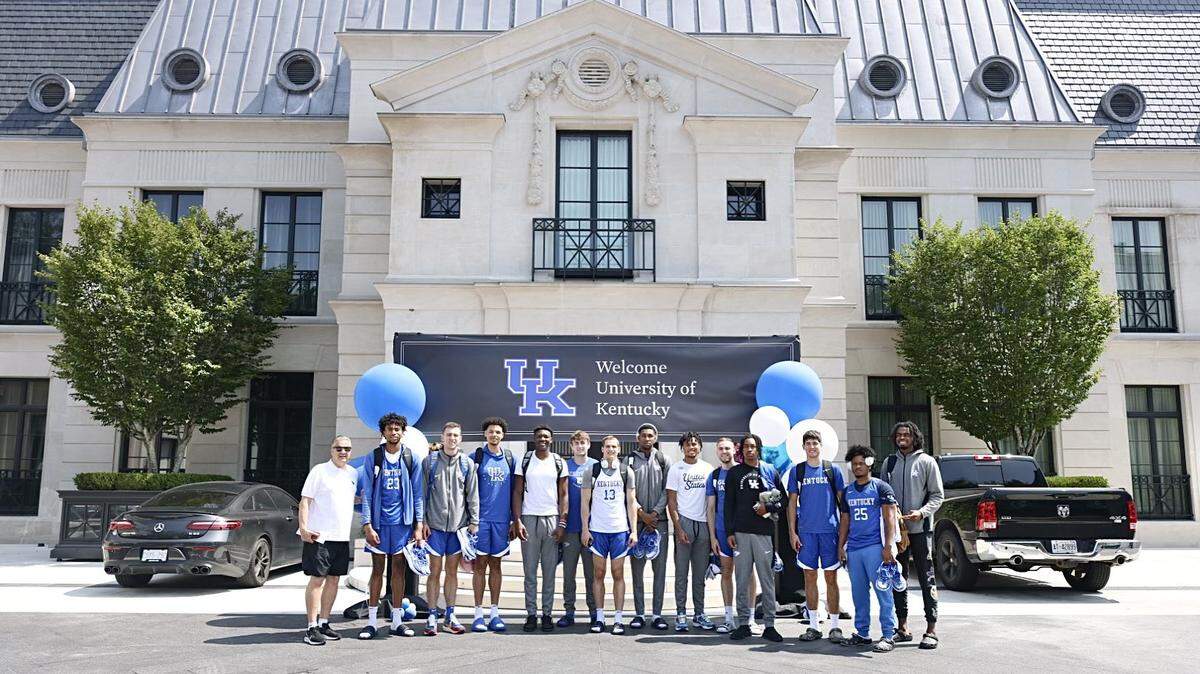 Kentucky basketball trip gives Calipari an opening to boast. The Cats are big in Canada.